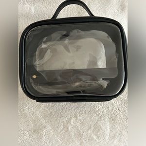 Medium clear cosmetic case! Looks brand new!